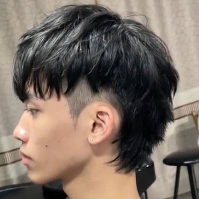 A two-block mullet hairstyle, with sharp distinctions between the short top and the longer back hair.