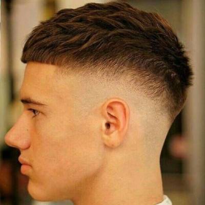 Seitengefegter French Crop mit Low Fade Undercut, moderne Männerfrisur mit texturiertem Oberhaar und sauberem Schnitt
