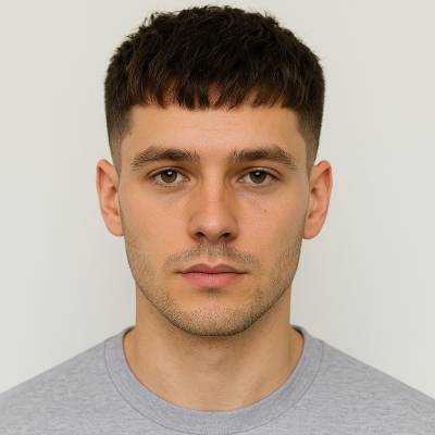 Junge mit einem glatten French-Crop-Haarschnitt, kurze Seiten und gerade geschnittenem Pony.